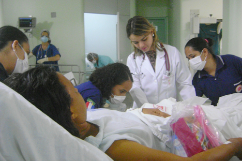 Equipe prepara paciente antes do embarque