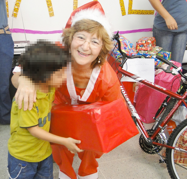 Mamãe Noel compareceu em mais um ano para entregar os presentes 