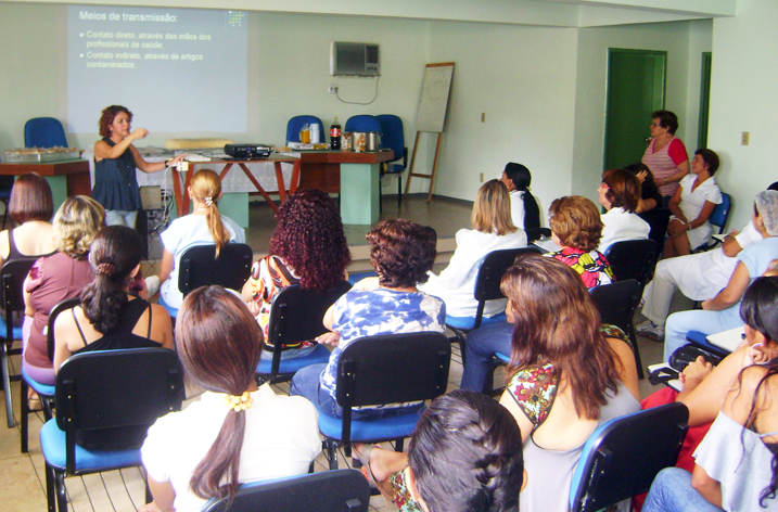 A médica Anienne Barbosa apresenta protocolo para funcionários do HEHA