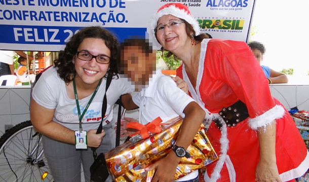 Mamãe Noel e servidores fizeram a entrega dos presentes