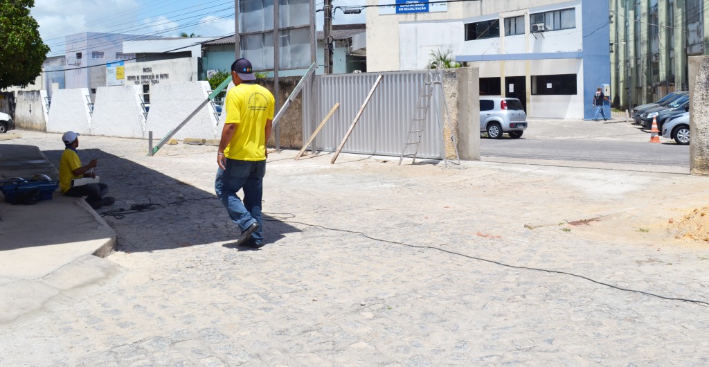 Um portão foi aberto no estacionamento exclusivamente para facilitar a descarga de materiais para os Almoxarifados da instituição