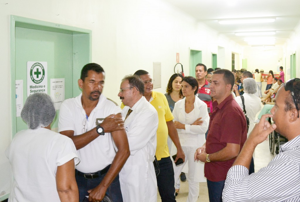 Servidores fizeram fila para serem vacinados no Hospital Helvio Auto