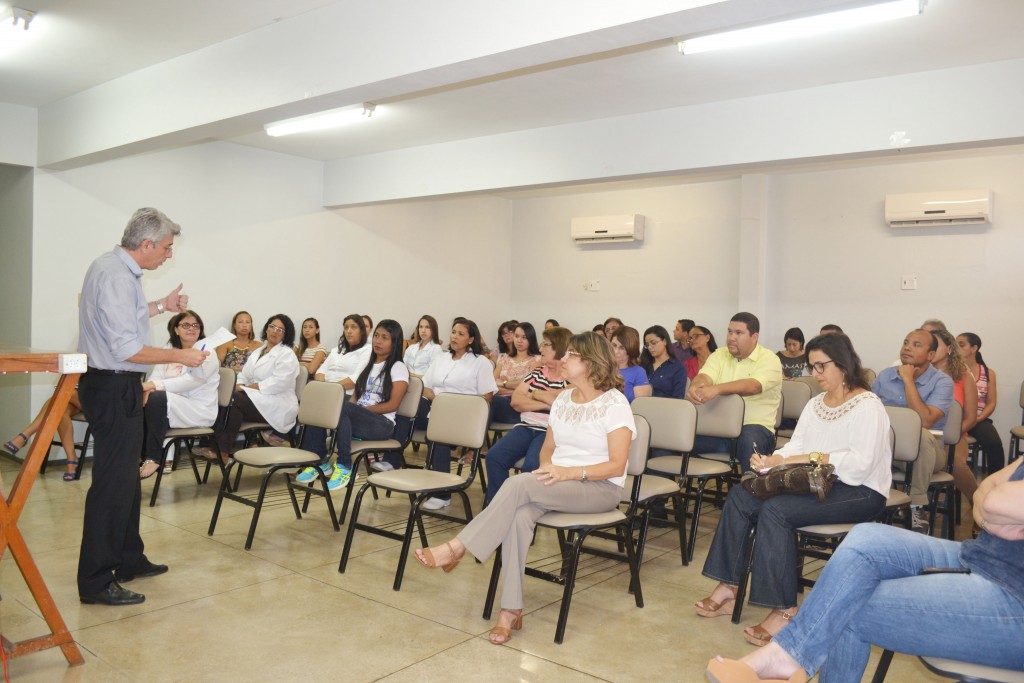 Reitor Paulo Medeiros comandou o encontro no auditório do HEHA