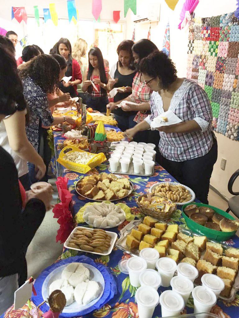 Servidores trouxeram comidas típicas e decoraram o auditório