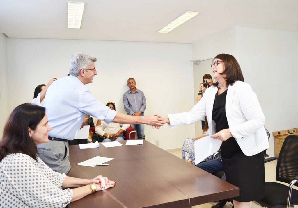 Rita Rebelo recebe termo de posse das mãos do reitor interino da Uncisal Paulo Medeiros