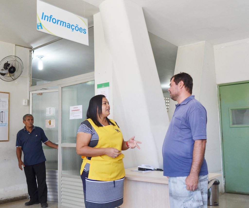 Servidora do Posso Ajudar? orienta usuário no momento da entrada na instituição