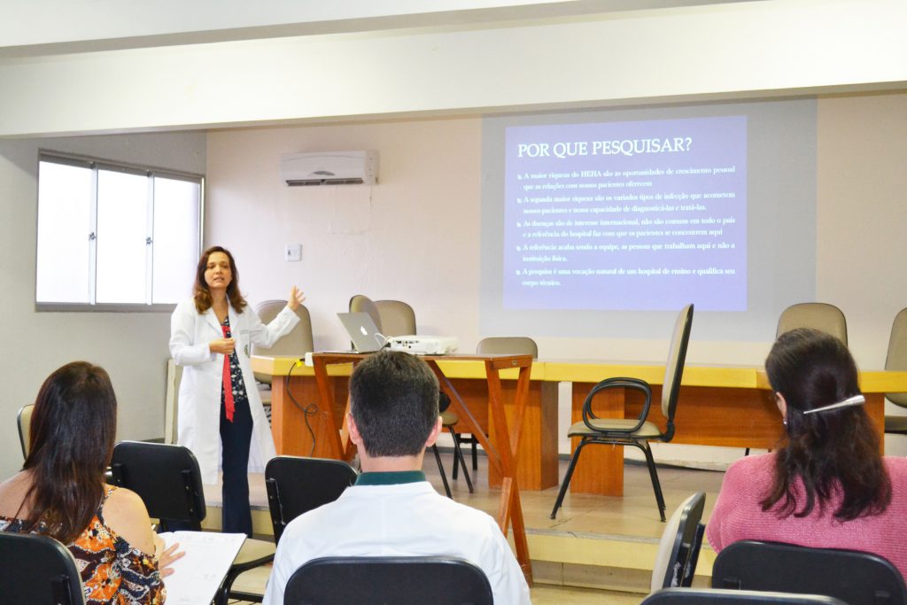 Adriana Ávila, infectologista do Hospital Helvio Auto, apresentou detalhes da pesquisa a equipe