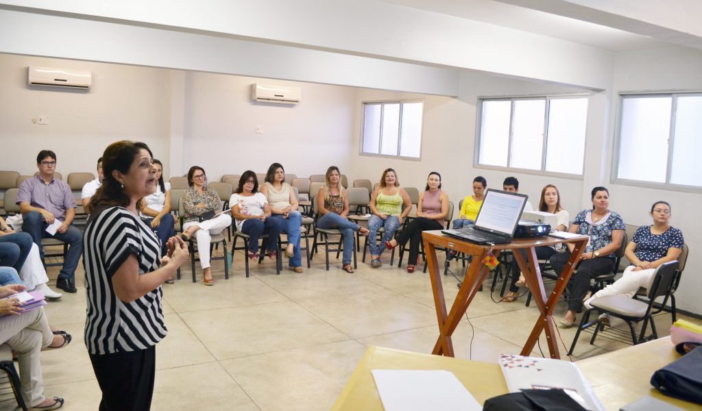 Petrúcia Barbosa, Apoiadora Institucional para Ações de Humanização da Uncisal, ministra os dois primeiros módulos do Programa de Formação em Saúde, Educação e Trabalho