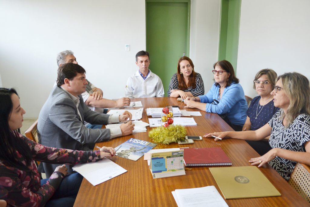 Defensor público Daniel Alcoforado em reunião com a Gerência Geral do Hospital Helvio Auto